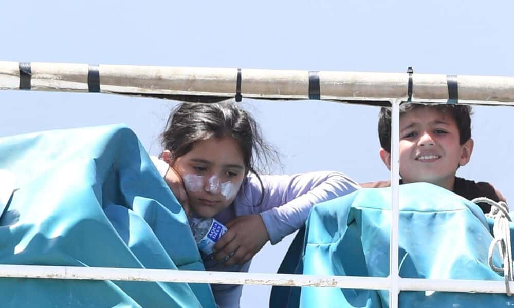 Foto de archivo de dos niños migrantes rescatados mientras trataban de cruzar el Mediterráneo. EFE/Ciro Fusco