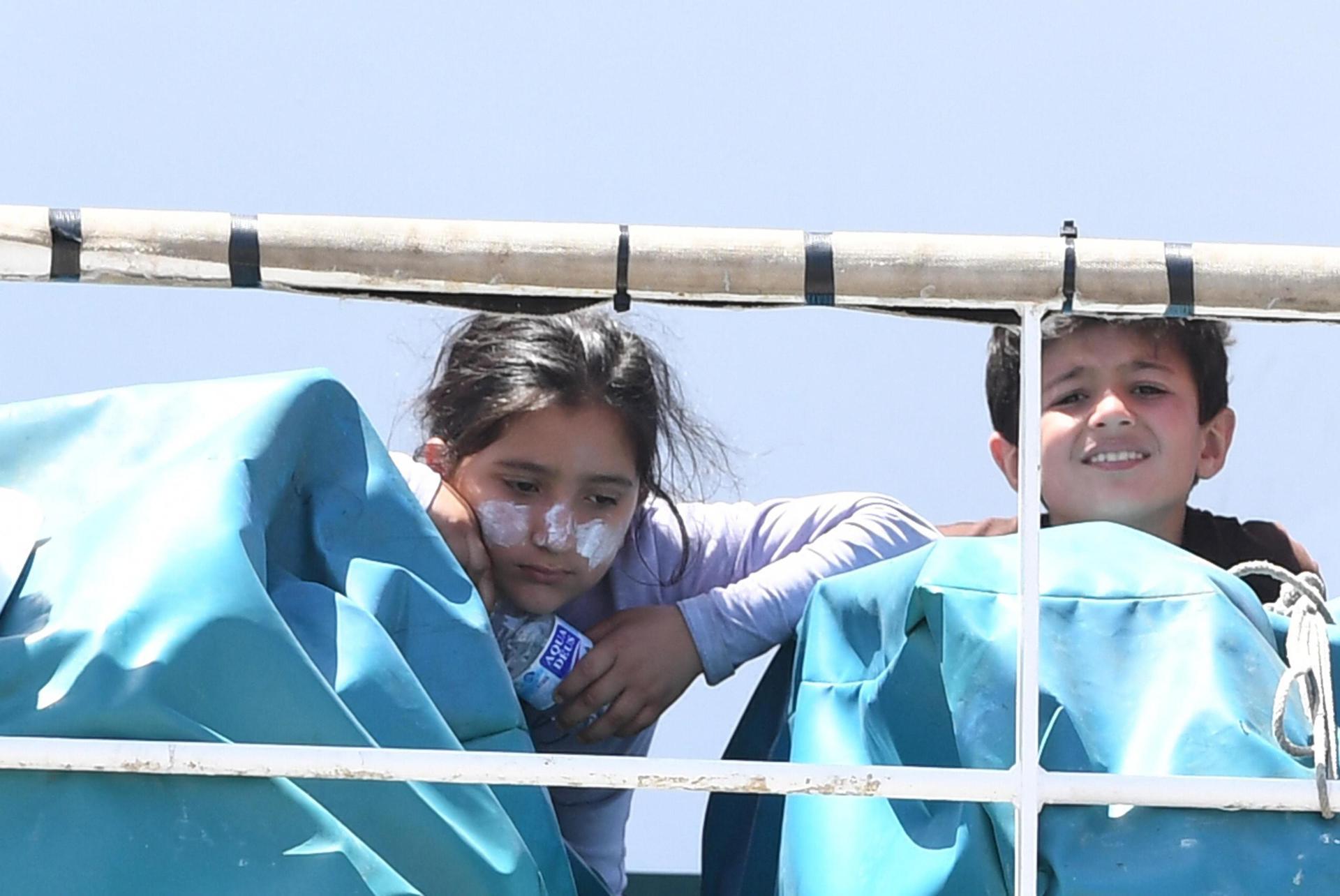 Foto de archivo de dos niños migrantes rescatados mientras trataban de cruzar el Mediterráneo. EFE/Ciro Fusco