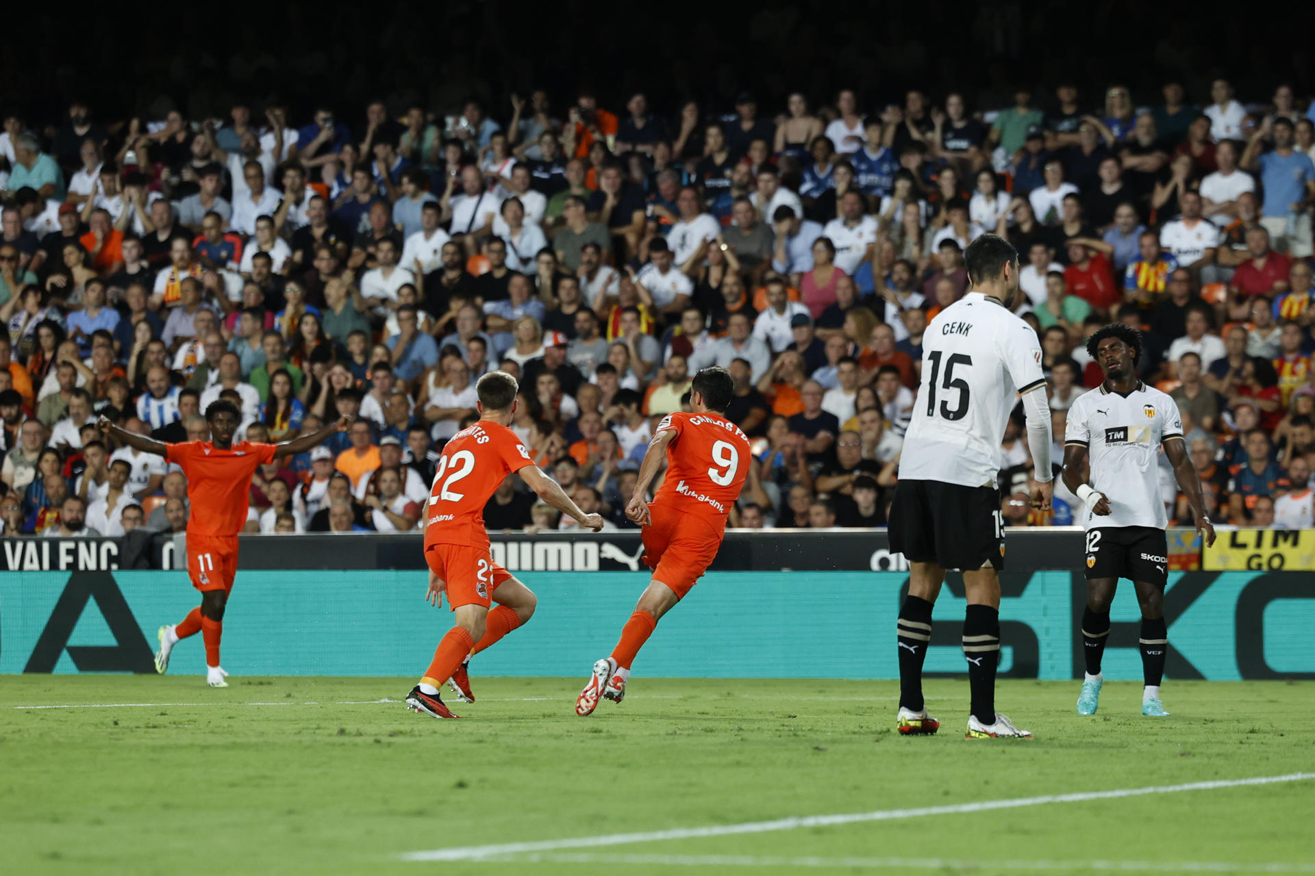 El delantero de la Real Sociedad Carlos Fernández (3i) celebra el primer gol  ante el Valencia, durante el encuentro de la jornada 7 de LaLiga EA Sports entre Valencia CF y Real Sociedad, este miércoles en el estadio de Mestalla en Valencia. EFE/ Biel Aliño