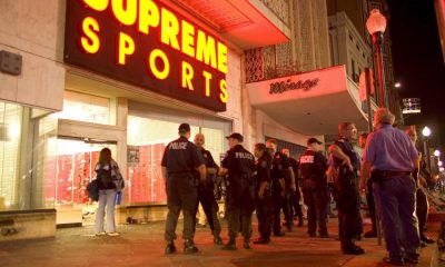 Fotogtafía de archivo de policías estadounidenses que vigilan fuera de unos almacenes luego de que unos 30 saqueadores entraron en la tienda y robaron mercancías. EFE/CHRIS LIVINGSTON