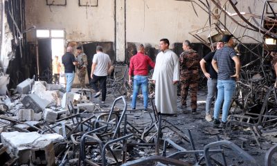 Policías inspeccionan la escena la mañana después de que estallara un incendio en un salón de bodas en la ciudad de Hamdaniya, provincia de Nínive, en el norte de Irak. EFE/EPA/MOHAMAD SAIF