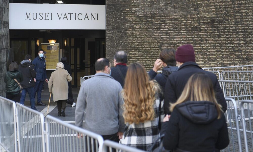 Imagen de archivo. Los Museos Vaticanos estrenarán a partir de 2024 un sistema de venta de entradas nominales para evitar los problemas ocasionados por las plataformas de reventa, que agotaban los boletos en los canales oficiales de venta y pedían precios más altos en el mercado secundario. EFE/EPA/Maurizio Brambatti