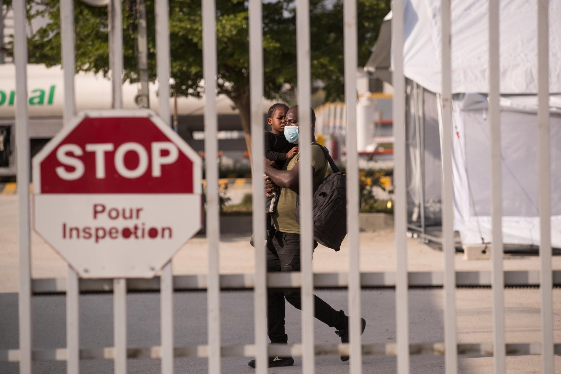 Fotografía de archivo en donde se observa a una persona deportada en un vuelo procedente de Texas (EEUU) caminando tras pasar el proceso migratorio en el aeropuerto Internacional Toussaint Louverture, en Puerto Príncipe (Haití). EFE/ Orlando Barría