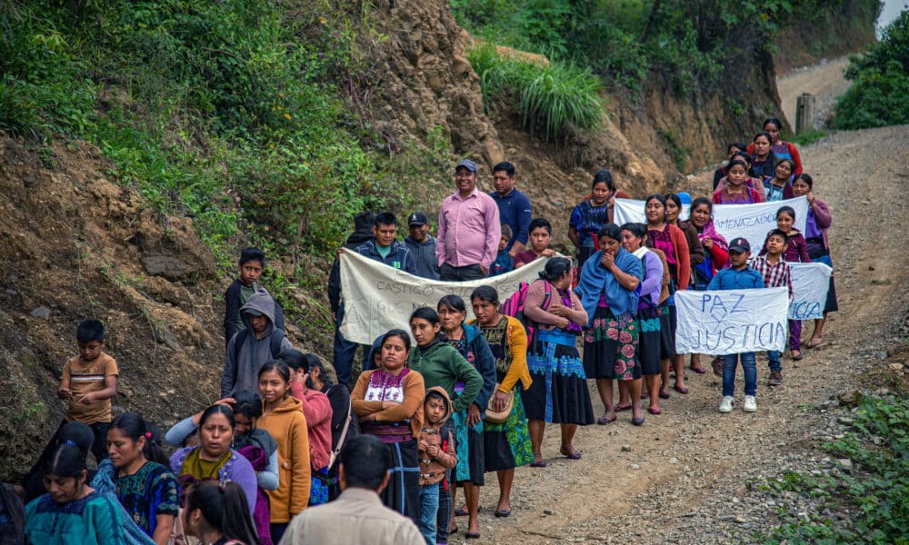 Un grupo de indígenas desplazados se manifiesta hoy, en Chenalhó, sierra del estado de Chiapas (México). EFE/ Carlos López