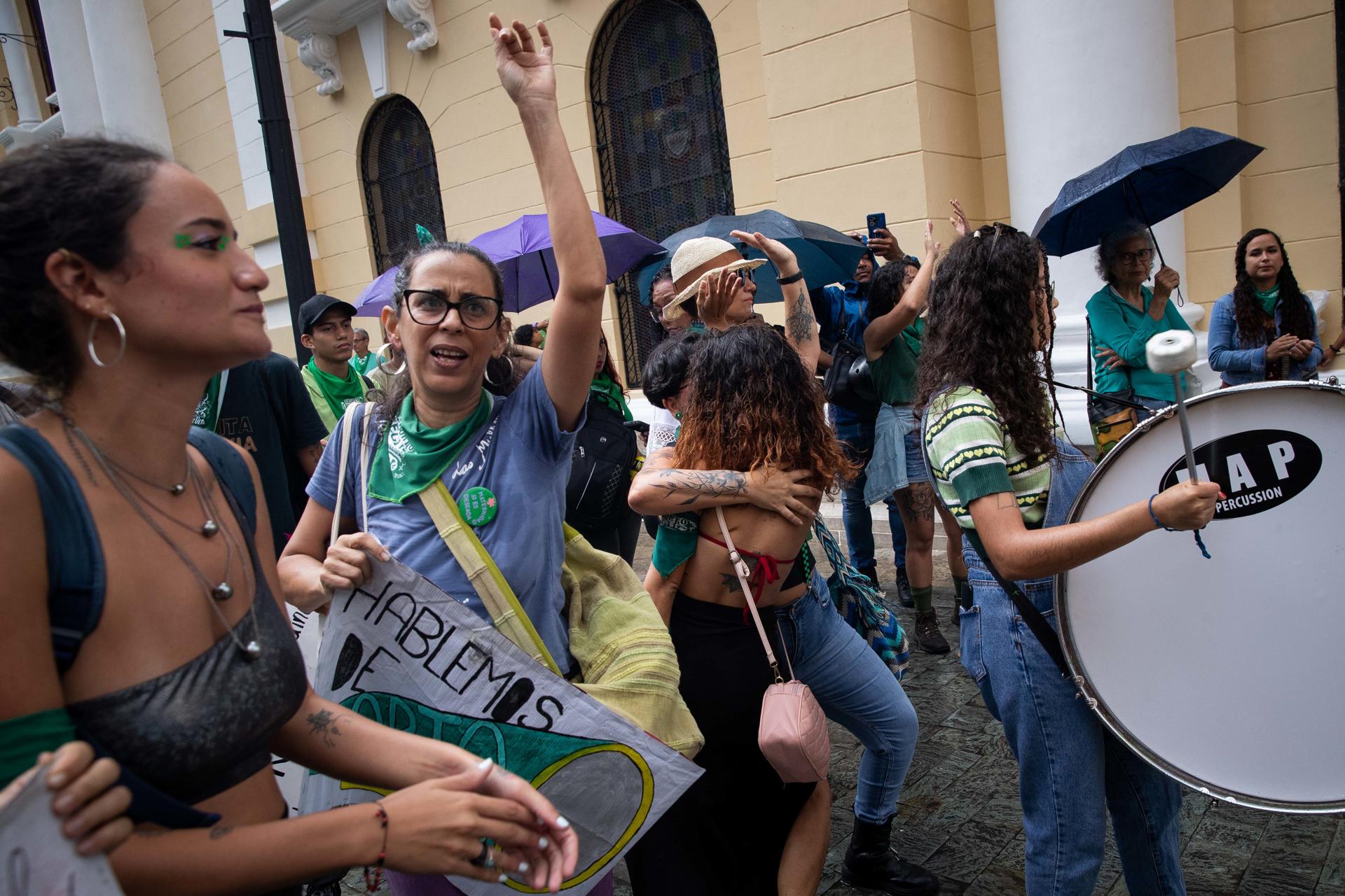 Varias personas participan en una manifestación durante el Día por la Despenalización y Legalización del Aborto, hoy, frente a la sede de la Asamblea Nacional en Caracas (Venezuela). EFE/ Rayner Peña R.