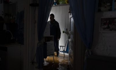 Un hombre observa hoy las afectaciones en su hogar tras el desbordamiento del Lago Guaibá, dadas las fuertes lluvias en Porto Alegre, Río Grande do Sul (Brasil). EFE/Daniel Marenco