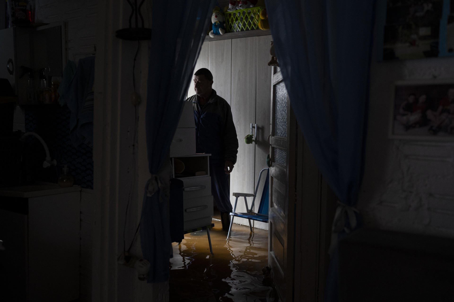 Un hombre observa hoy las afectaciones en su hogar tras el desbordamiento del Lago Guaibá, dadas las fuertes lluvias en Porto Alegre, Río Grande do Sul (Brasil). EFE/Daniel Marenco