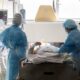En la imagen de archivo, enfermeras atienden a un paciente de COVID-19 en un hospital. EFE/ Marcial Guillén