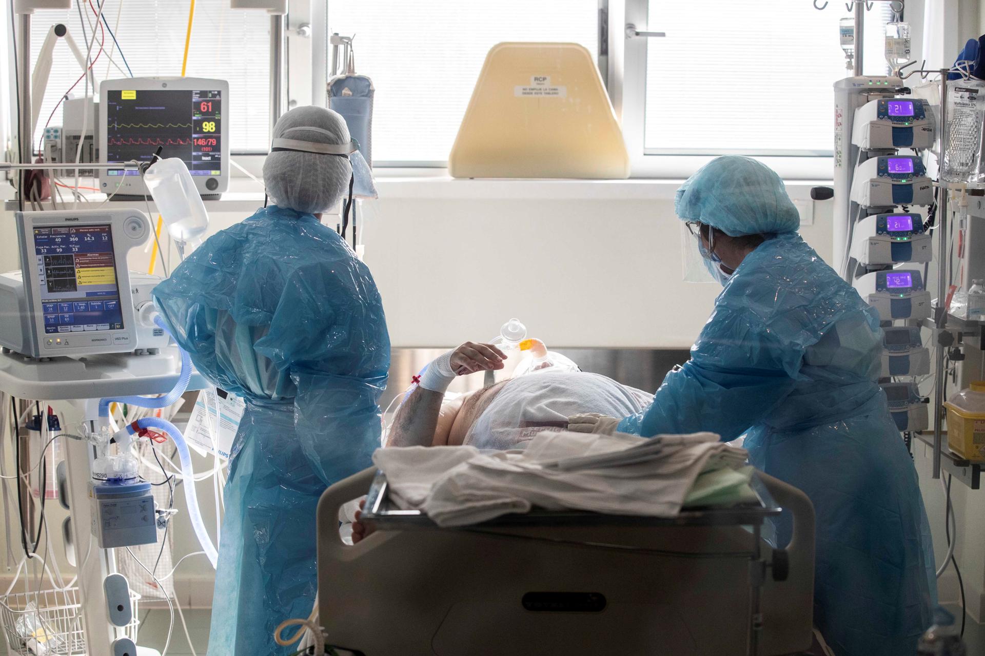 En la imagen de archivo, enfermeras atienden a un paciente de COVID-19 en un hospital. EFE/ Marcial Guillén