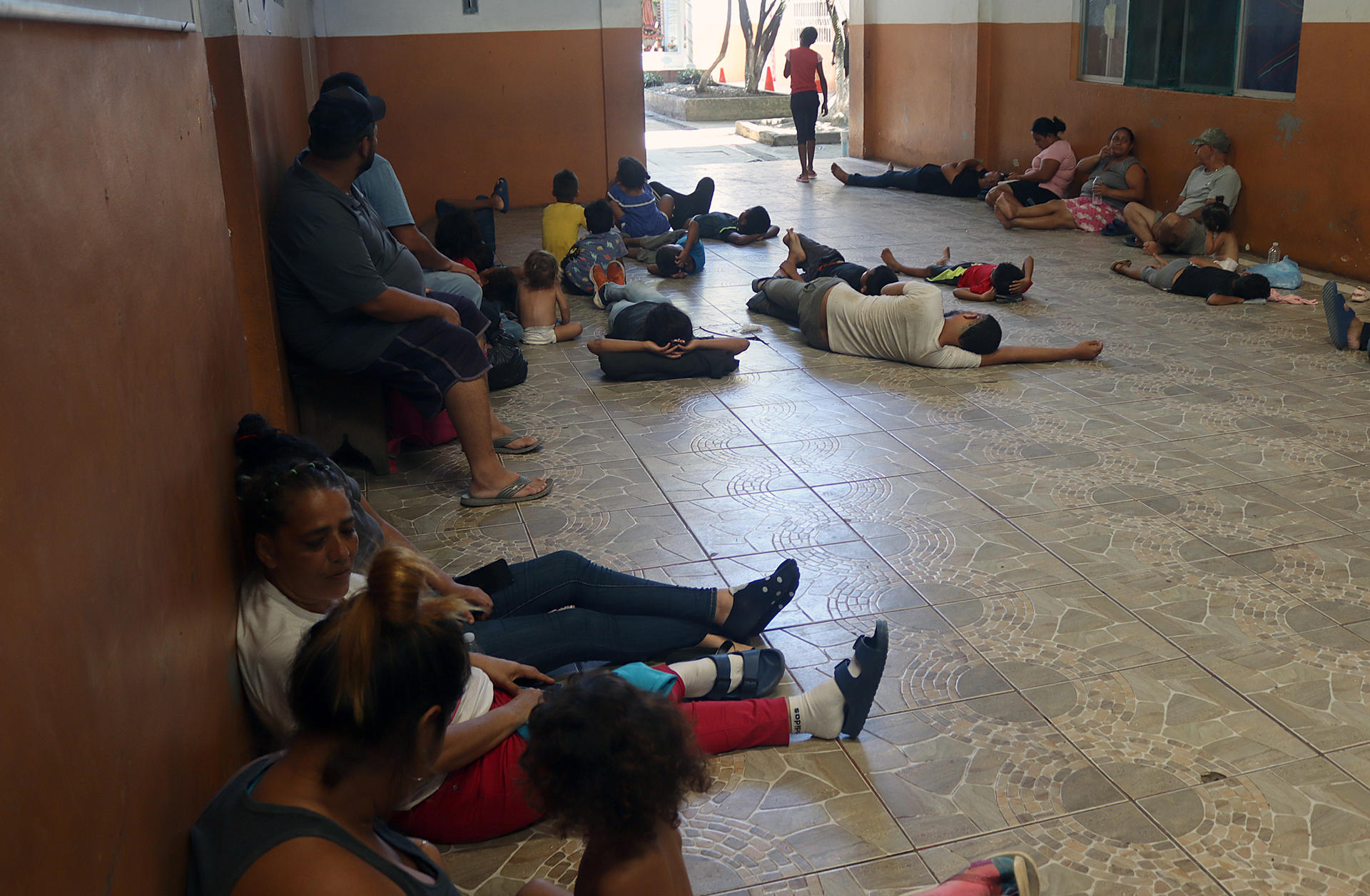 Migrantes permanecen en un refugio el 17 de septiembre de 2023, en Tapachula, Chiapas (México). EFE/Juan Manuel Blanco