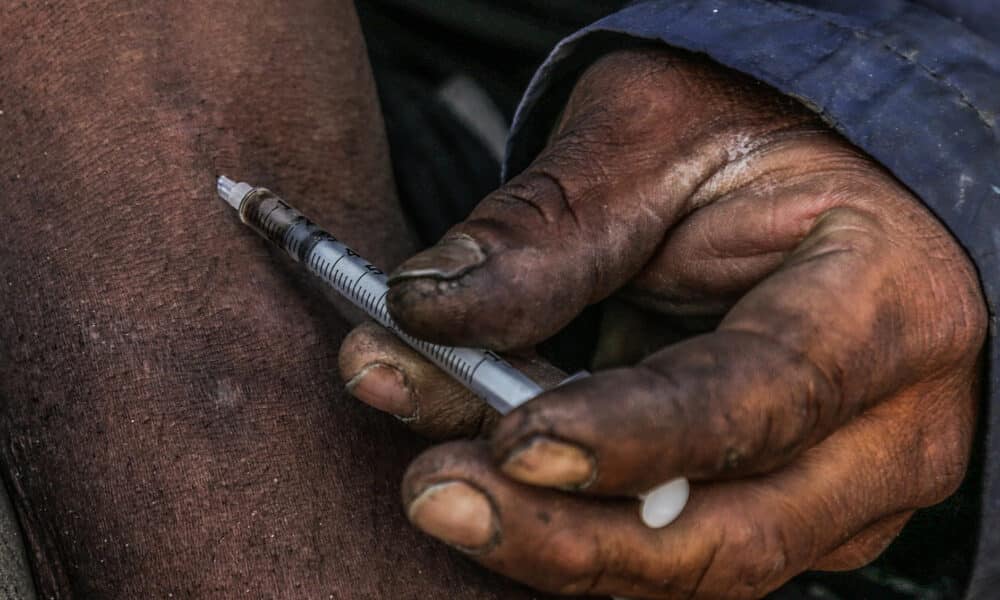 Una persona se inyecta droga en una calle en Tijuana (México).  EFE/ Joebeth Terriquez