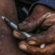 Una persona se inyecta droga en una calle en Tijuana (México).  EFE/ Joebeth Terriquez