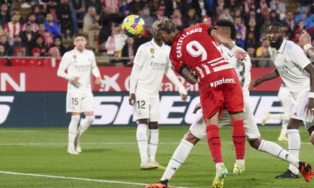 El delantero argentino del Girona FC Taty Castellanos cabecea el balón para anotar el 3-0 durante el encuentro de la pasada temporada disputado entre el Girona FC y el Real Madrid. EFE/ David Borrat