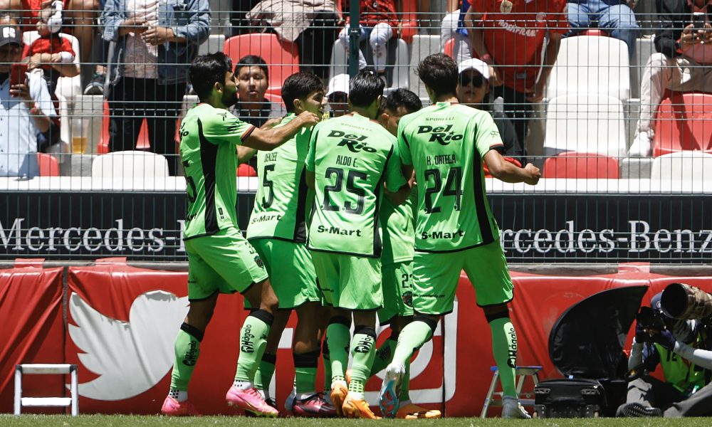Fotografía de archivo de jugadores del FC Juárez festejando un gol. EFE/Felipe Gutiérrez