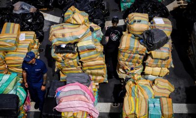Fotografía de archivo de miembros de la tripulación del buque "James" de la Guardia Costera de Estados Unidos durante la descarga de un cargamento de 30 toneladas métricas de cocaína. EFE/Eva Marie Uzgategui