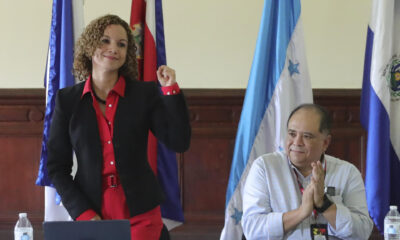 La Ministra de Derechos Humanos de Honduras Natalie Roque y el delegado de Poder Popular Sergio Rivera participan hoy, en un foro en Tegucigalpa (Honduras). EFE/Gustavo Amador