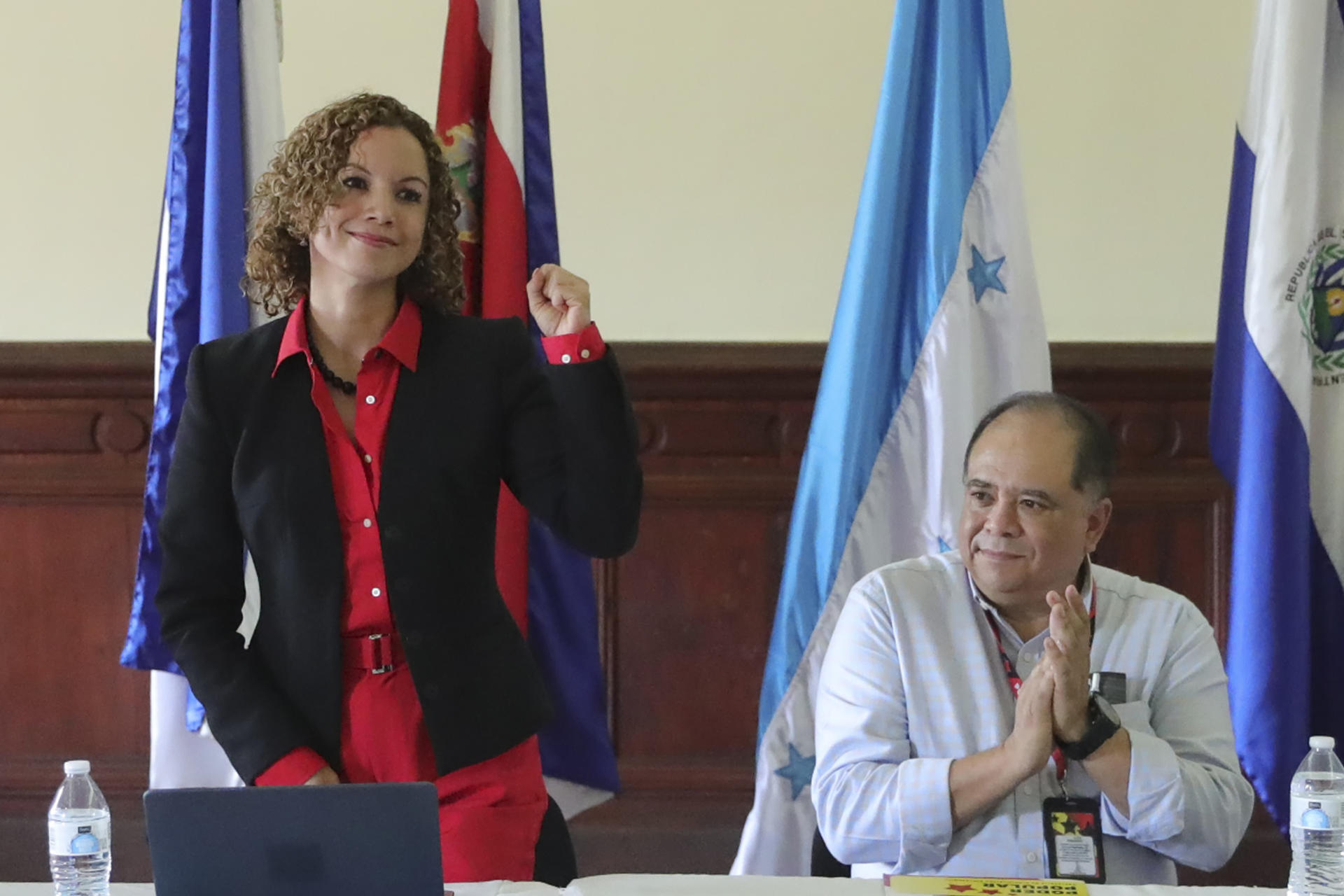 La Ministra de Derechos Humanos de Honduras Natalie Roque y el delegado de Poder Popular Sergio Rivera participan hoy, en un foro en Tegucigalpa (Honduras). EFE/Gustavo Amador
