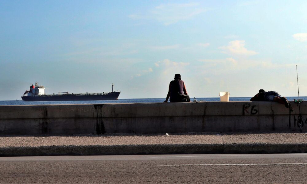 Vista de un petrolero que entra en la bahía de La Habana, en una fotografía de archivo. EFE/ Ernesto Mastrascusa