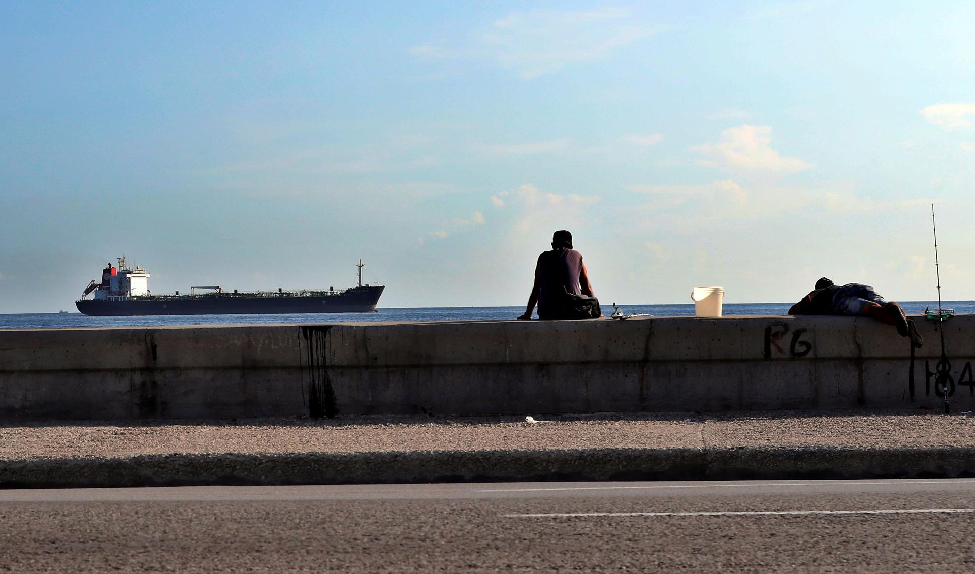 Vista de un petrolero que entra en la bahía de La Habana, en una fotografía de archivo. EFE/ Ernesto Mastrascusa