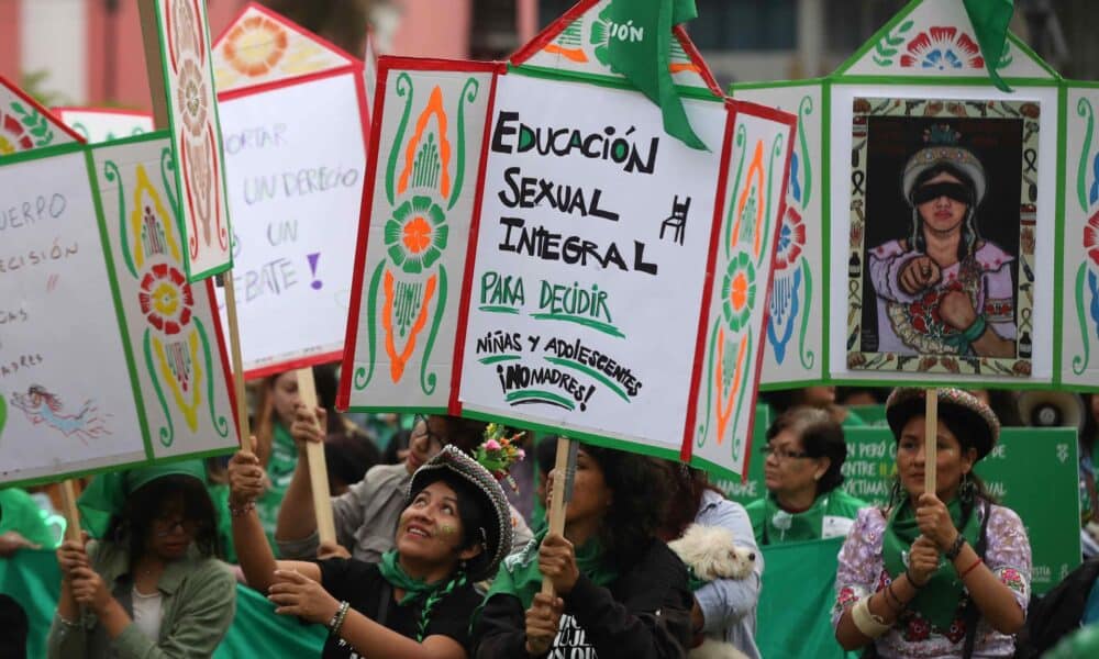 Colectivos de mujeres participan en la marcha "Son niñas, no madres" convocada por la Plataforma Verde hoy en Lima (Perú). EFE/Paolo Aguilar