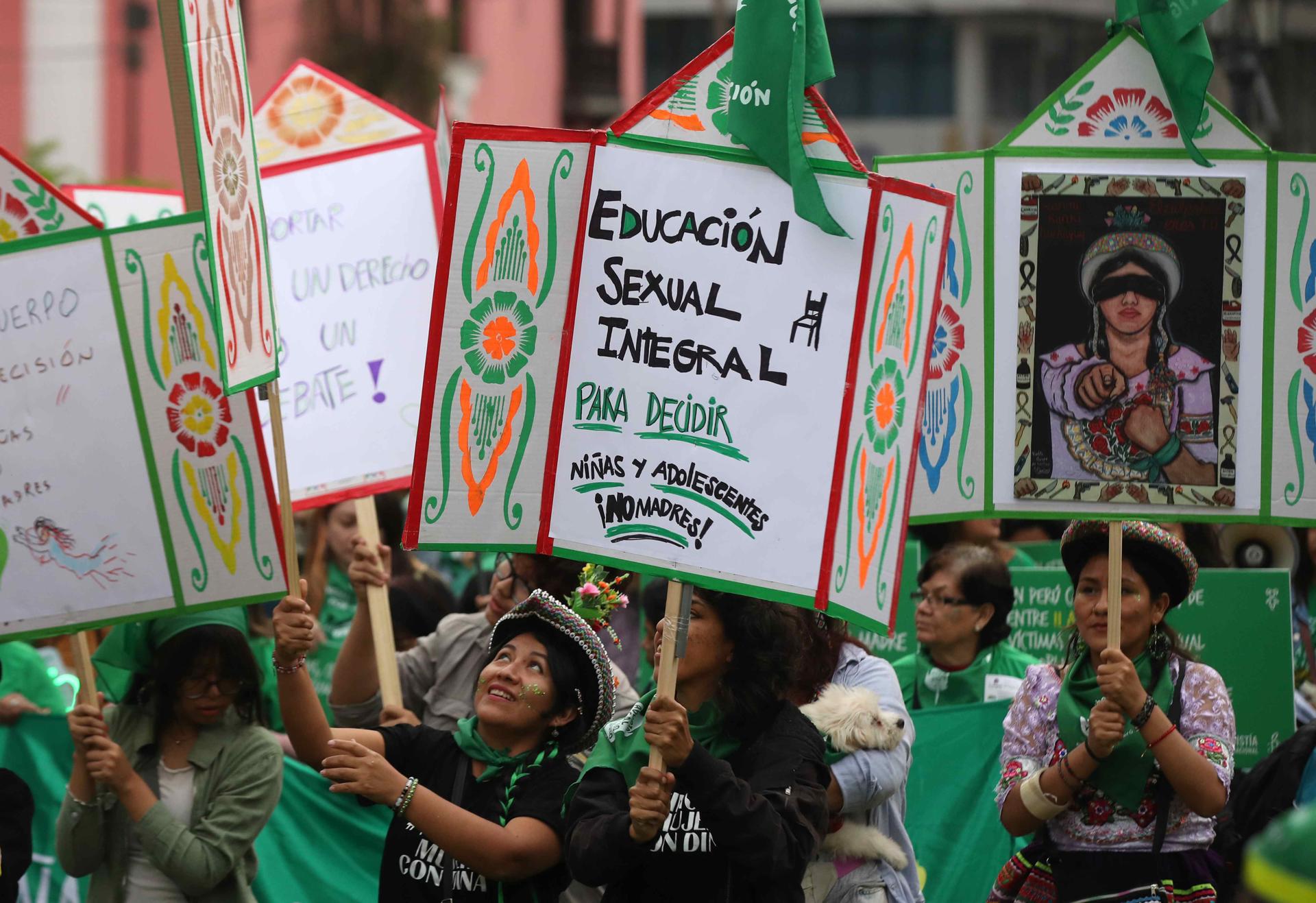 Colectivos de mujeres participan en la marcha "Son niñas, no madres" convocada por la Plataforma Verde hoy en Lima (Perú). EFE/Paolo Aguilar