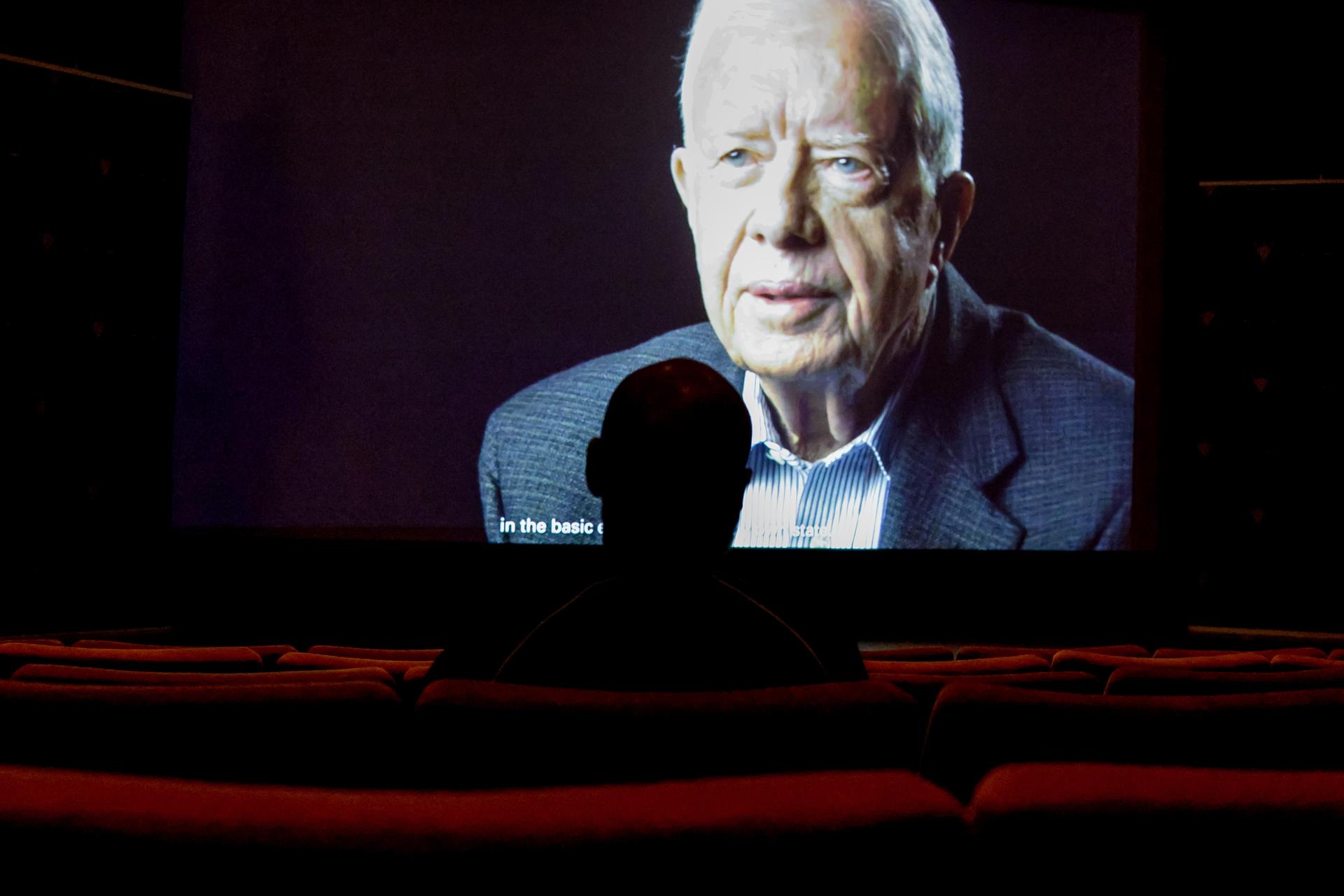 Foto de archivo de una persona ve una película en el museo del Centro Carter, en la que se ve al expresidente estadounidense, que este domingo cumple 99 años. EFE/EPA/ERIK S. LESSER