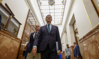 El líder del Partido Popular y candidato presidencial, Alberto Núñez Feijóo abandona el hemiciclo tras la segunda votación a su investidura, este viernes en el Congreso. EFE/Juan Carlos Hidalgo