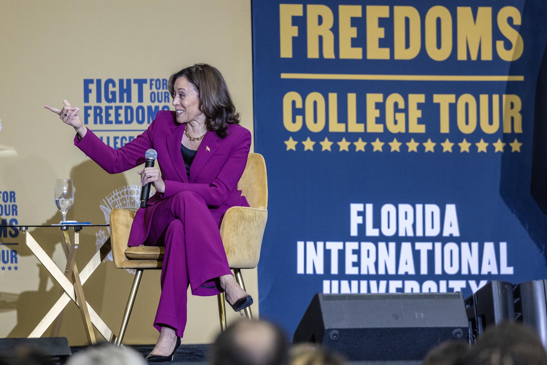 La vicepresidenta de EE.UU., Kamala Harris, habla, este 28 de septiembre de 2023, durante una visita al campus de la Universidad Internacional de Florida (FIU), en Miami, parte de su gira universitaria "Fight for Our Freedoms". EFE/Cristóbal Herrera