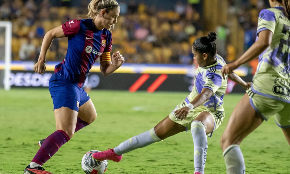 Belen Cruz (d) de Tigres femenil disputa el balón con Alexia Putellas de Barcelona hoy, en un amistoso internacional en el estadio Universitario de la ciudad de Monterrey (México). EFE/ Miguel Sierra