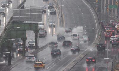 Vista de carros que transitan por Nueva York en medio de las lluvias, en una fotografía de archivo. EFE/Justin Lane