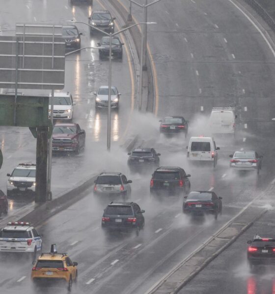 Vista de carros que transitan por Nueva York en medio de las lluvias, en una fotografía de archivo. EFE/Justin Lane