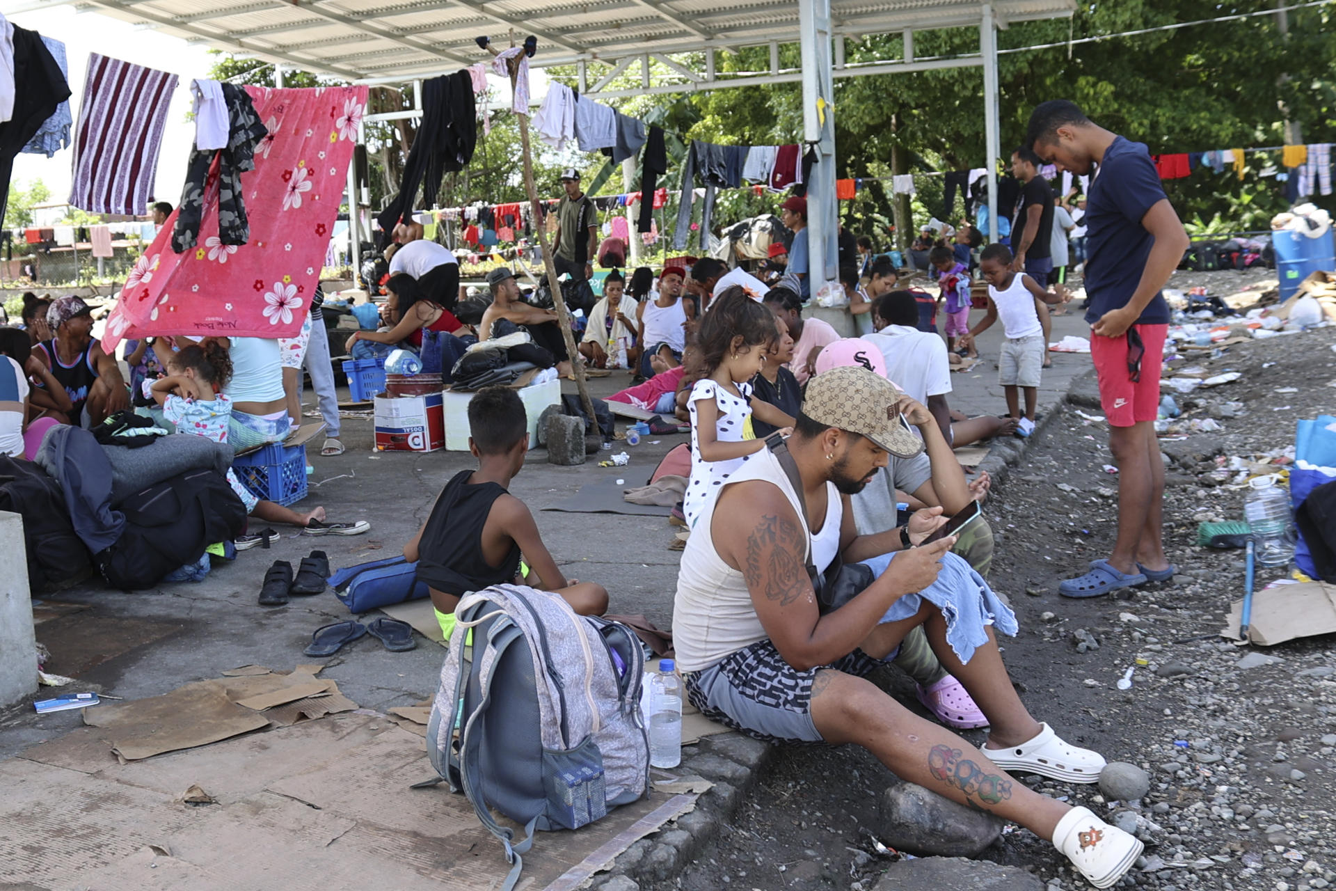 Migrantes descansan en un albergue , en Paso Canoas (Costa Rica), en una fotografía de archivo. EFE/Marcelino Rosario