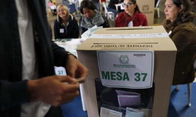 Un hombre deposita su voto durante unas elecciones colombianas, en una fotografía de archivo. EFE/Mauricio Dueñas Castañeda