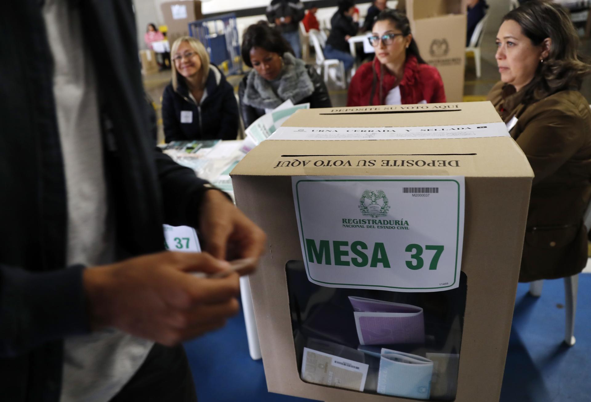 Un hombre deposita su voto durante unas elecciones colombianas, en una fotografía de archivo. EFE/Mauricio Dueñas Castañeda