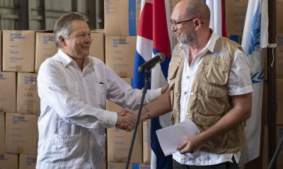 Etienne Labande (d), representante del Programa Mundial de Alimento (PMA) en Cuba, saluda a Victor Koronelli (i), embajador de Rusia en Cuba, durante la ceremonia de recepción de aceite vegetal donado por la federación Rusa, hoy, en La Habana (Cuba). EFE/ Yander Zamora