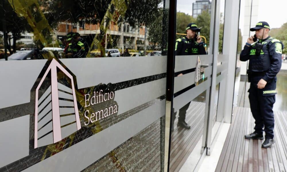 Un agente de la Policía Nacional de Colombia fue registrado este viernes, 29 de septiembre, en las afueras del edificio donde funciona la revista Semana, luego de que un grupo de indígenas ingresara a las fuerza a estas instalaciones, en Bogotá (Colombia). EFE/Carlos Ortega