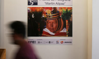 Fotografía que muestra la ganadora del premio de fotografía 'Martín Alipaz', del fotógrafo Christian Calderón, durante un acto de celebración por los 45 años de la Agencia EFE en Bolivia, hoy, en La Paz (Bolivia). EFE/ Luis Gandarillas