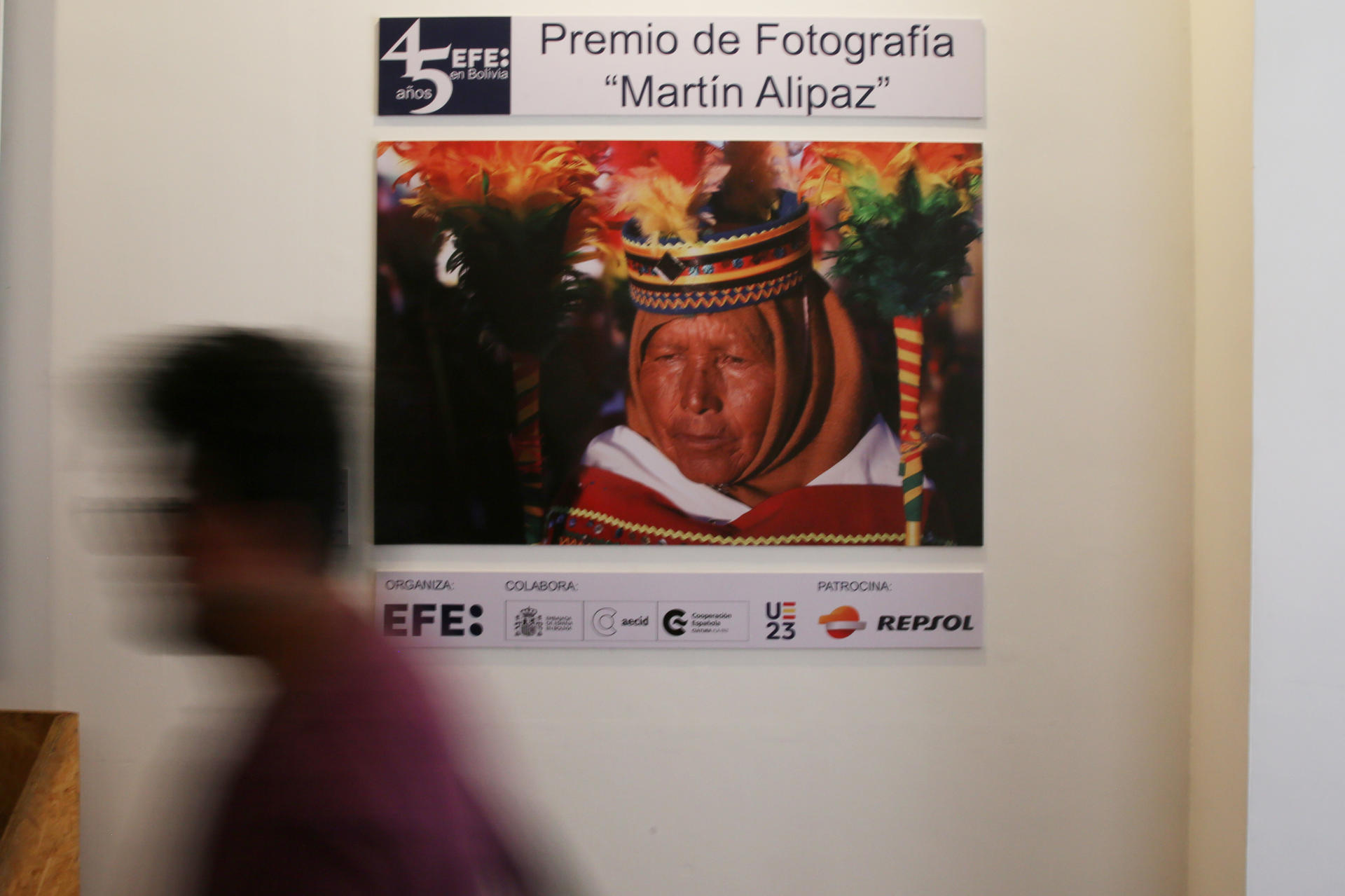 Fotografía que muestra la ganadora del premio de fotografía 'Martín Alipaz', del fotógrafo Christian Calderón, durante un acto de celebración por los 45 años de la Agencia EFE en Bolivia, hoy, en La Paz (Bolivia). EFE/ Luis Gandarillas