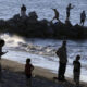 Un grupo de personas visitan una playa, el 23 de septiembre de 2023, en el departamento de La Ceiba (Honduras). EFE/Germán Reyes