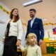 El líder del partido Progresivne Slovensko (Eslovaquia Progresista), Michal Simecka, ha ejercido el voto este sábado por la mañana junto a su pareja, Sona, y su hija en un colegio electoral en Bratislava en las elecciones parlamentarias de Eslovaquia. EFE/EPA/Martin Divisek