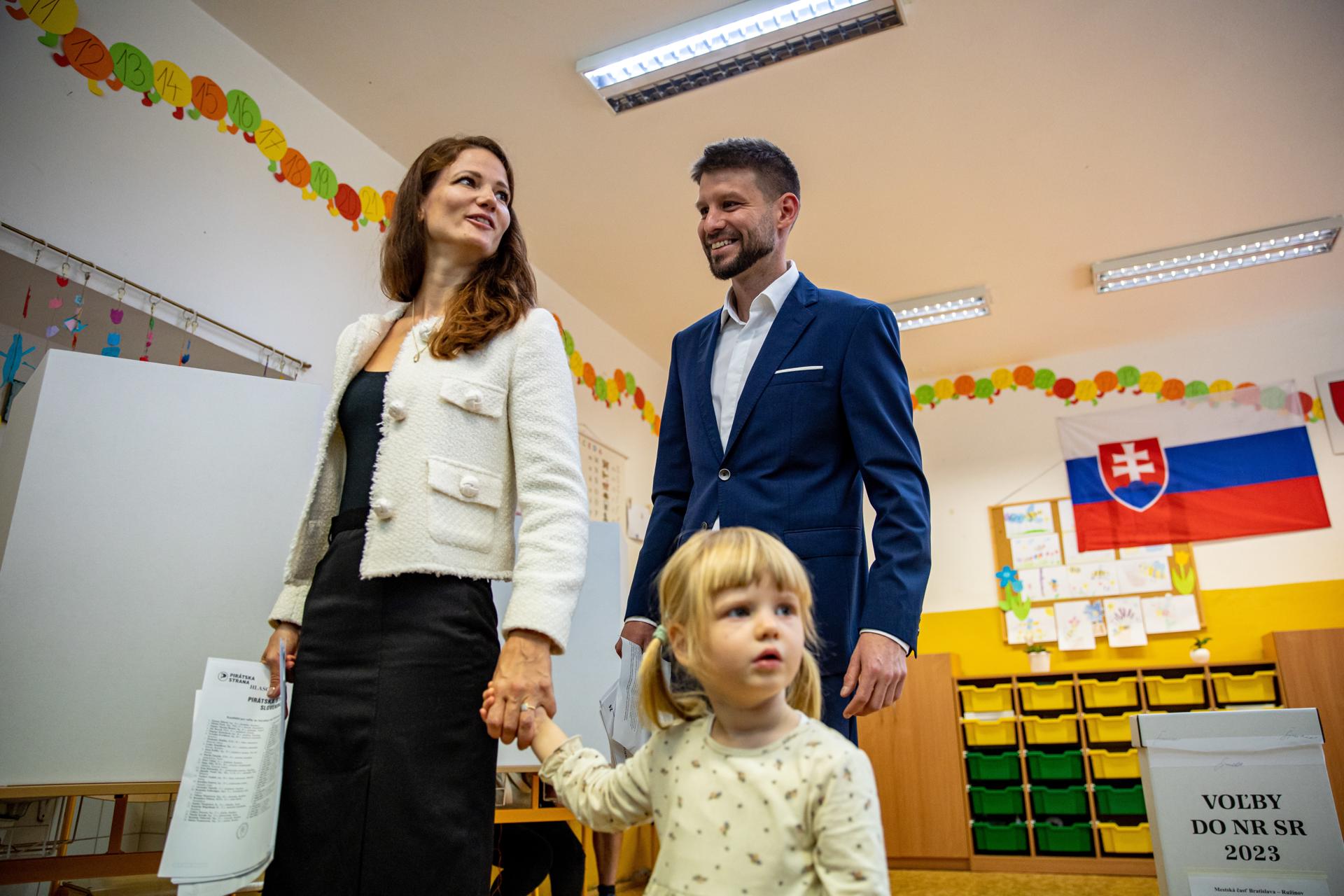 El líder del partido Progresivne Slovensko (Eslovaquia Progresista), Michal Simecka, ha ejercido el voto este sábado por la mañana junto a su pareja, Sona, y su hija en un colegio electoral en Bratislava en las elecciones parlamentarias de Eslovaquia. EFE/EPA/Martin Divisek