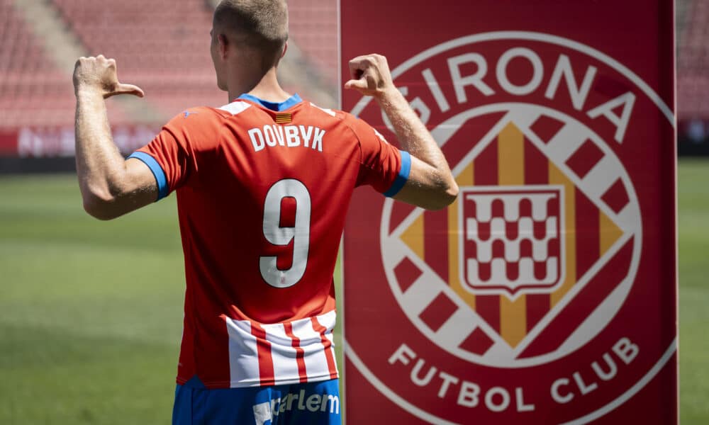 El delantero ucraniano Artem Dovbyk (c) posa durante su presentación como nuevo jugador del Girona. EFE/ David Borrat