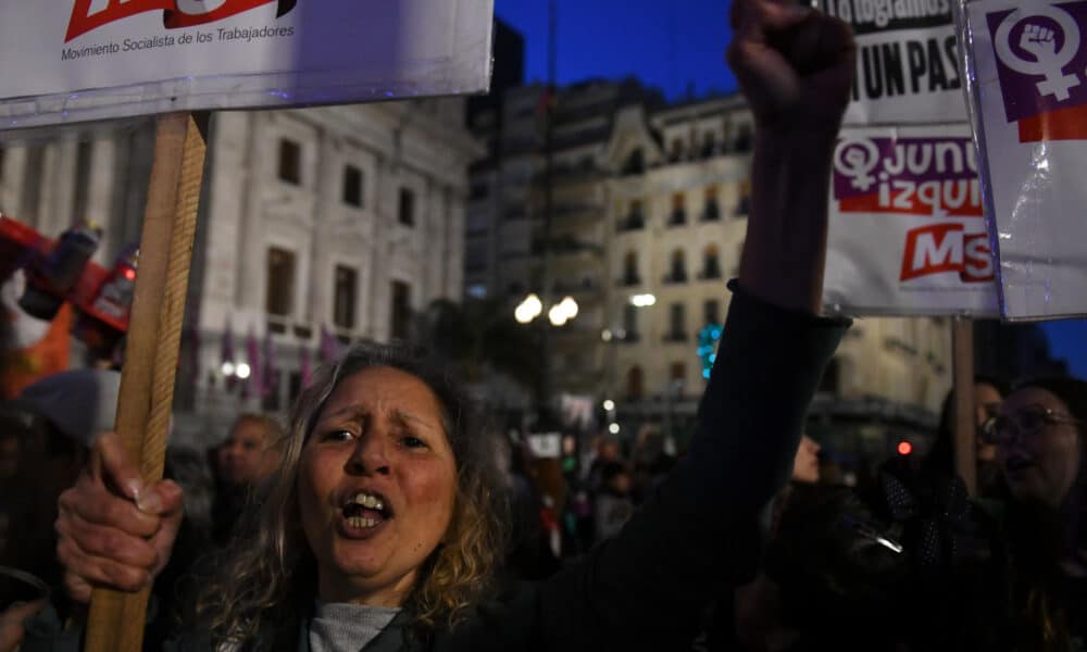 Miles de mujeres y decenas de colectivos feministas marchan hoy durante el Día de Acción por la Despenalización del Aborto en America Latina, en Buenos Aires (Argentina). EFE/ Enrique Garcia Medina