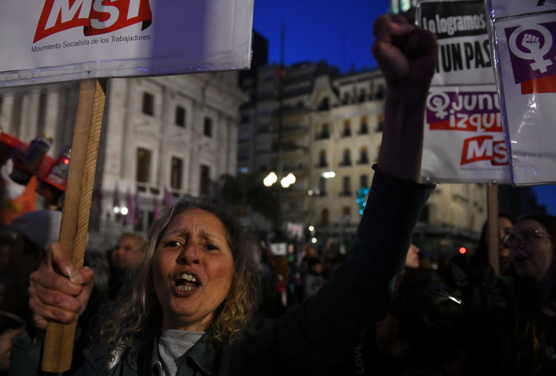 Miles de mujeres y decenas de colectivos feministas marchan hoy durante el Día de Acción por la Despenalización del Aborto en America Latina, en Buenos Aires (Argentina). EFE/ Enrique Garcia Medina