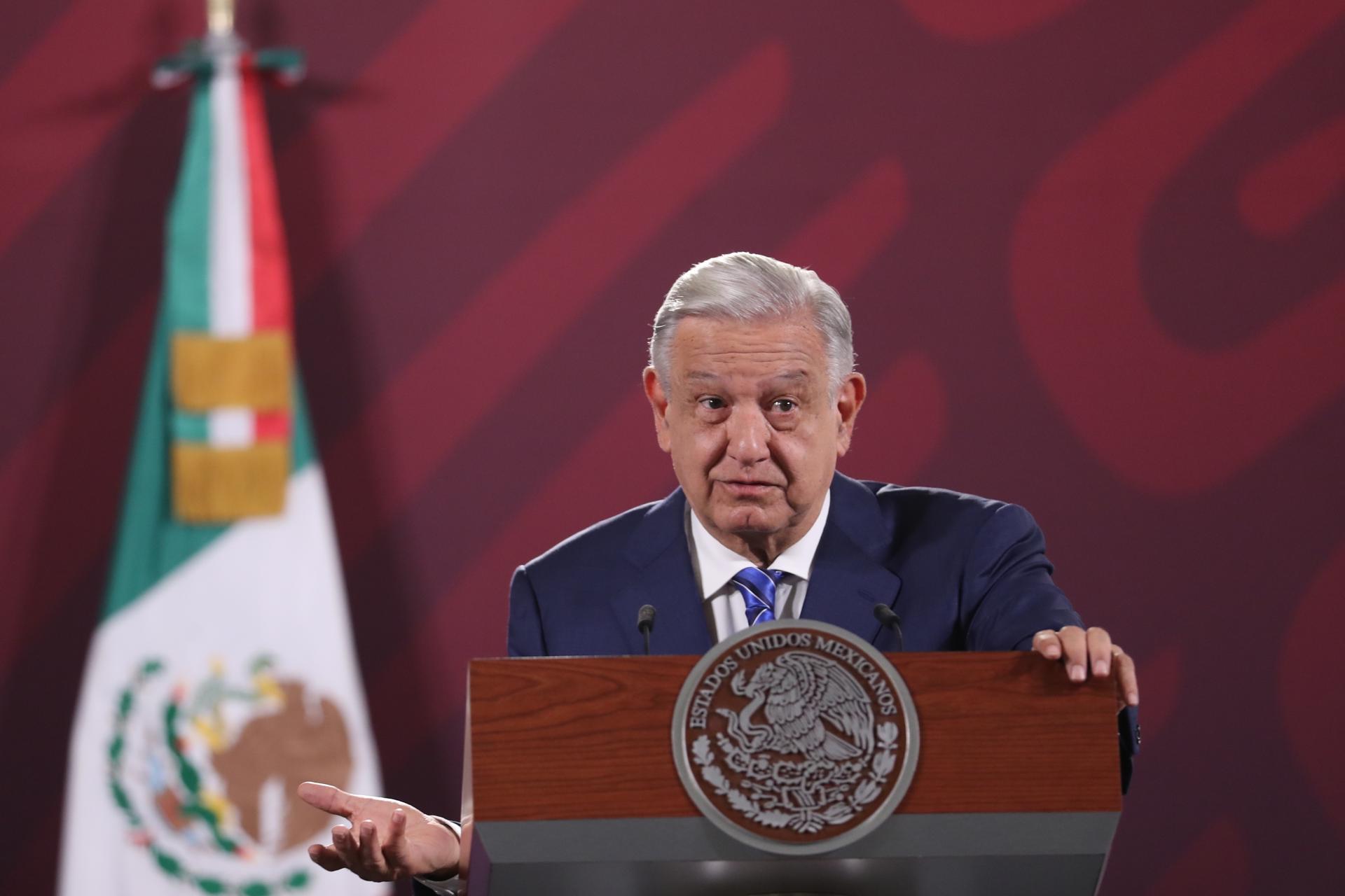 El presidente de México, Andrés Manuel López Obrador, habla durante su rueda de prensa matutina en el Palacio Nacional, en la Ciudad de México (México). EFE/Sáshenka Gutiérrez