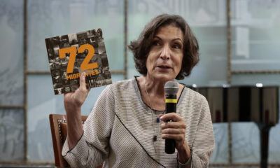 La autora Alma Guillermoprieto muestra uno de sus títulos, "72 migrantes", que forma parte de su obra donada a la Biblioteca de la Casa Universitaria del Libro hoy,en un acto celebrado en Ciudad de México(México). EFE/José Méndez