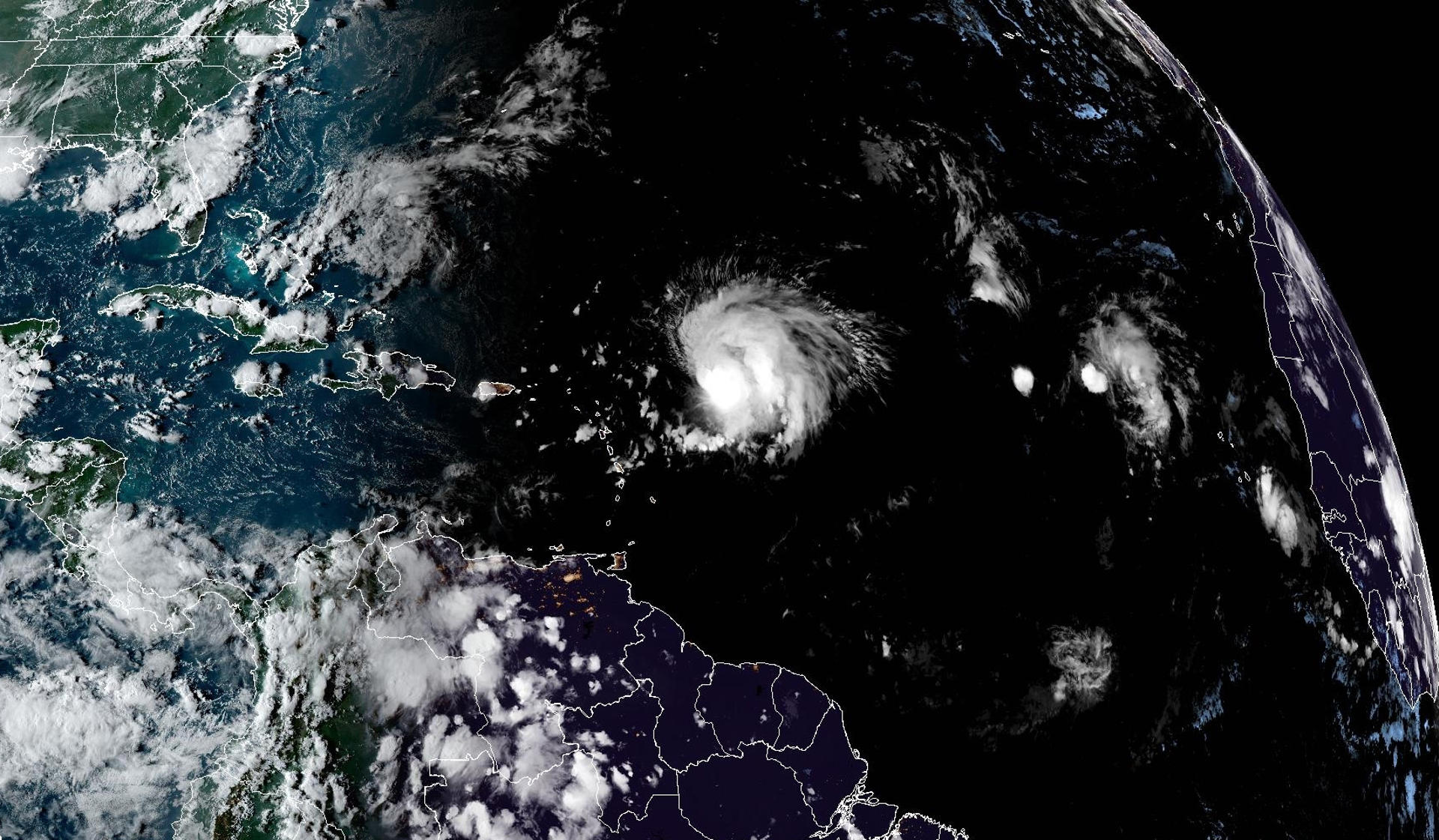 Fotografía satelital cedida por el Oficina Nacional de Administración Oceánica y Atmosférica (NOAA) a través del Centro Nacional de Huracanes (NHC) de Estados Unidos donde se muestra la localización del huracán Lee por el Atlántico. EFE/NOAA-NHC