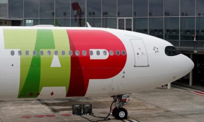 imagen de archivo de un avión de la flota del aerolínea portuguesa TAP, cuyo proceso de privatización ha comenzado el Gobierno luso. ePA/GUILLAUME HORCAJUELO