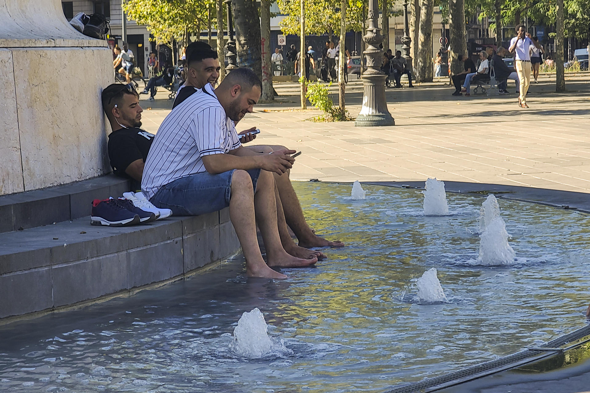 Varias personas se remojan en una fuente ornamental de la plaza de la República de París (Francia), para hacer frente al calor que afronta el país en septiembre. EFE/ Edgar Sapiña Manchado