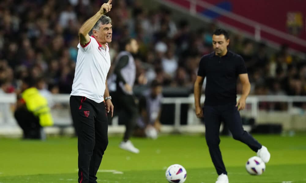 El técnico del FC Barcelona Xavi Hernández (d) y el del Sevilla, José Luis Mendilibar (i) durante el partido correspondiente a la jornada 8 de LaLiga EA Sports entre Barcelona Sevilla que se juega este viernes en el Estadio Olímpico de Barcelona. EFE/ Enric Fontcuberta